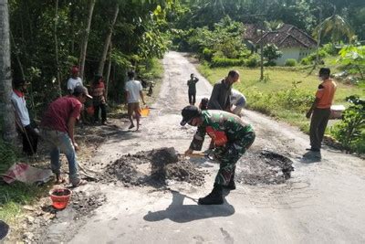 Bersama Warga Serda Danar Kerja Bakti Perbaiki Jalan Desa Berlubang