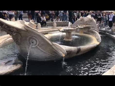 Gli Attivisti Di Ultima Generazione Imbrattano La Fontana Di Piazza Di