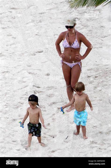 Exclusivo Popstar Britney Spears Se Ve En Gran Forma En La Playa Con