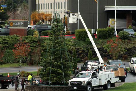 Parks employees make Federal Way festive | Federal Way Mirror