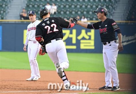 장성우 5타점 대폭발 Kt 9회말 두산 추격 뿌리치고 5연승 질주5연패 두산 Kia에 5위 자리 뺏겼다 Md잠실