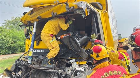 新／驚悚畫面曝！貨車追撞砂石車 車頭全毀駕駛慘死｜東森新聞：新聞在哪 東森就在哪裡