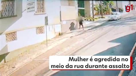 Vídeo mostra mulher sendo agredida no meio da rua durante assalto