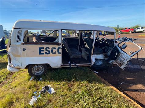 Motorista De Kombi Escolar Morre E Quatro Crian As Ficam Feridas Em