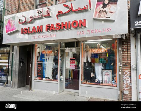 Muslim clothes store hi-res stock photography and images - Alamy