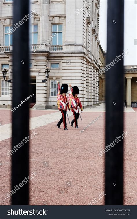 19092022 Queens Guard Buckingham Palace London Stock Photo 2203772275