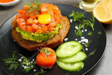 Frisches Tatar Mit Lachs Avocado Eigelb Und Schwarzbrot Auf Teller