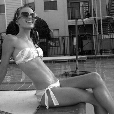 Hot Sexy Lillian Powell Bikini Pics