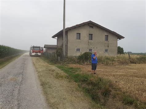 Perde Il Controllo Della Macchina E Innesca Un Incendio Nel Campo