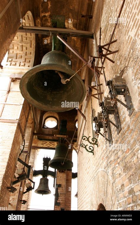 Campanas En La Torre De La Giralda En La Catedral De Sevilla