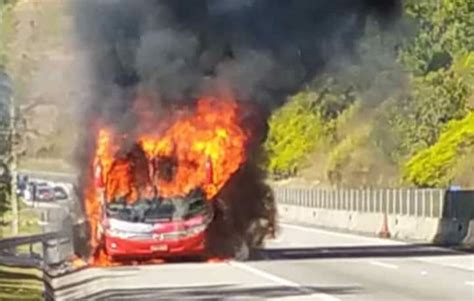 VÍDEO Ônibus pega fogo na Rodovia dos Tamoios em Paraibuna CBN Vale