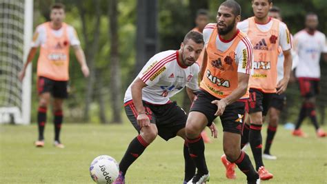 Everton Paulinho Canteros E Arthur Treinam Bola No Flamengo E