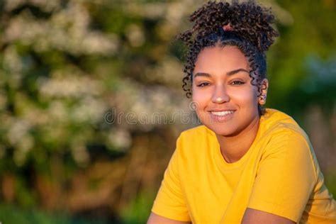 Belle Fille Afro américaine Biracial Métis Souriant Au Coucher Du