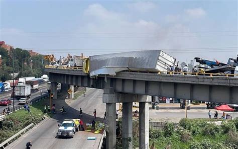 Tr Iler Cargado Con Croquetas Vuelca En El Circuito Exterior Mexiquense