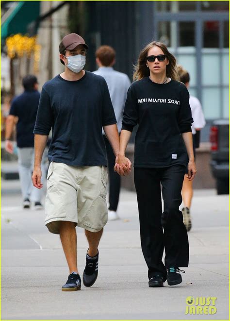 Robert Pattinson Suki Waterhouse Hold Hands During Day Out In Nyc