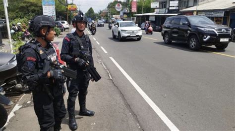 H Lebaran Arus Lalu Lintas Satu Arah Ke Puncak Lancar Dan Ramai