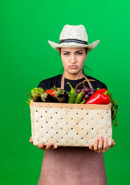 Jardinero De Mujer Hermosa Joven En Delantal Y Sombrero Sosteniendo Una