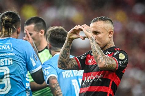 Destaque do Flamengo Cebolinha rasga elogios ao time após vitória