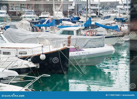 Barcos Amarrados En El Puerto Deportivo Foto De Archivo Editorial