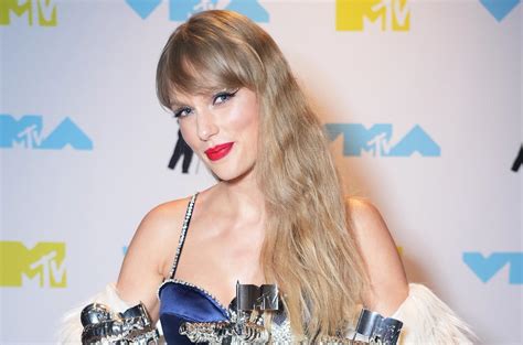 Taylor Swift Encourages Fans to Vote: ‘Only 20 Midnights Until Midterm ...