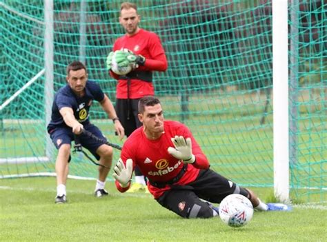 Vito Mannone Offers Hint He Could Stay At Sunderland But Says Hes Not