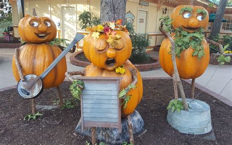 HALLOWEEN AT DOLLYWOOD PlCTURES.