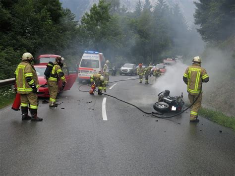 Feuerwehr Kematen In Tirol Verkehrsunfall Mit Fahrzeugbrand