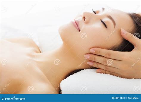 Massage De Visage Pour La Femme Dans La Station Thermale Photo Stock