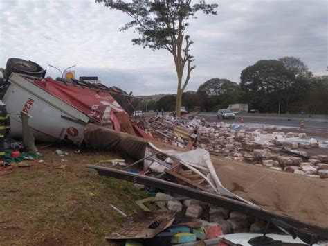 Caminhão Tomba E Carga Se Espalha Pela Rodovia Anhanguera Em Ribeirão