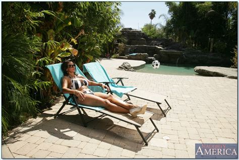 Persia Monir brune et mature en bikini et baisée en plein air CoedCherry