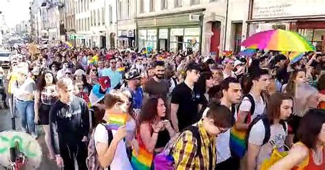 Société Video Gay Pride à Nancy 2 000 Personnes Défilent Sous Un