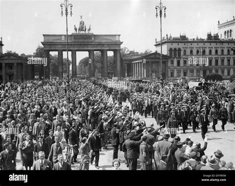 Change of guards in front of Gate Brandenburg, 1933 Stock Photo - Alamy