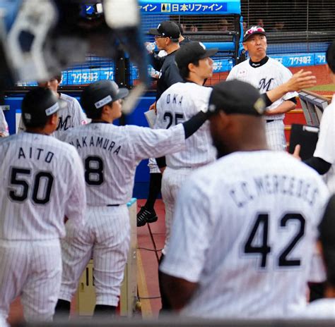 ＜ロ・神＞ロッテの連勝は11でストップ。引き上げる吉井監督（中央）らナイン（撮影・長久保 豊） ― スポニチ Sponichi Annex 野球