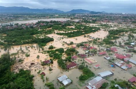 Inundaciones Y Deslizamientos De Tierra En Indonesia Hay Al Menos