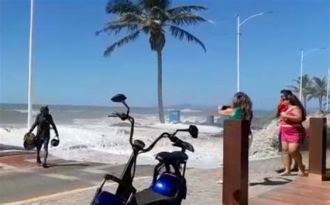 Maré Alta Praias de Barra Velha registraram ontem ondas grandes e ressaca