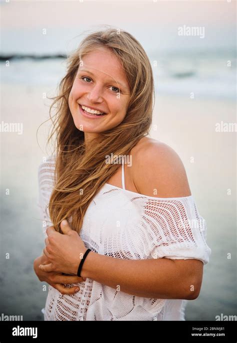 Belle Femme Bikini Sur La Plage Banque De Photographies Et Dimages à