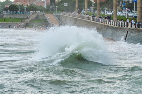 受台风“桑达”影响 青岛沿海风大浪急 哔哩哔哩