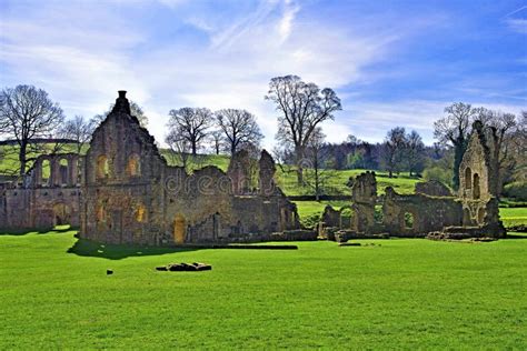 Fountains Abbey Ruins stock image. Image of arch, england - 20790869