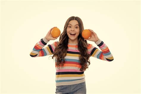 Ni O Sorprendido En Su Ter Colorido Con Fruta Naranja Aislado En