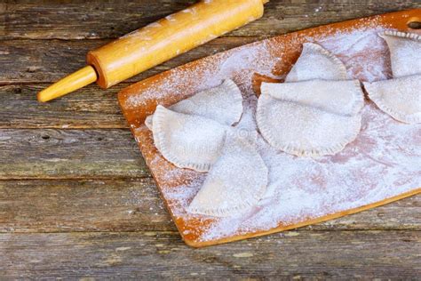 Bolas De Masa Hervida Crudas En Un Tablero De Madera Comida Hecha En