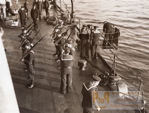 WWI British Navy Rifle Drill aboard a Battleship Sailors Old Photo 1914-1918 de NEWS SERVICE ...