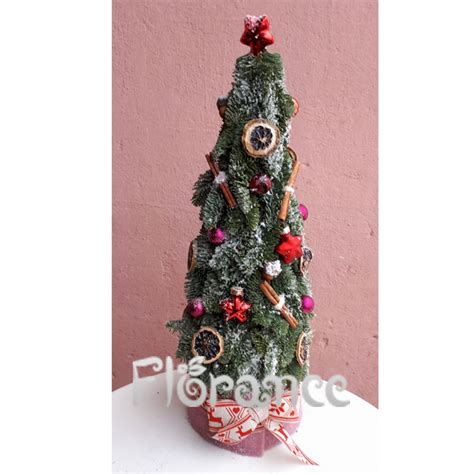 Красивая новогодняя елка, оформленная по индивидуальному заказу.