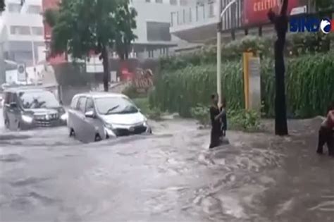 Hujan Deras Guyur Jakarta Kawasan Ceger Hingga Kemang Terendam Banjir