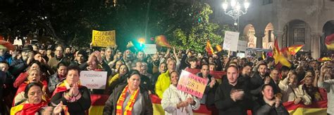 4000 Personas Se Concentran Frente A La Sede Del PSOE En Cantabria Para