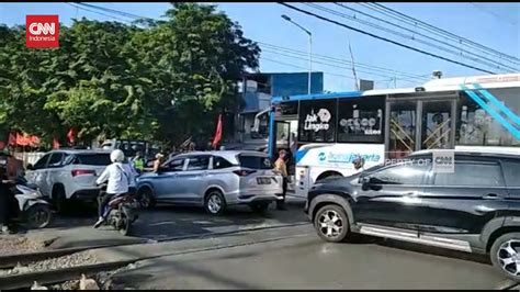 Bus Transjakarta Mogok Di Rel Kereta Penumpang Panik YouTube