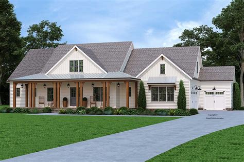 Plan 710395BTZ: Classic American Ranch House Design with Welcoming ...