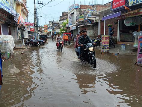 मॉनसून की पहली बारिश में भींगा शहर चारों ओर जल जमाव