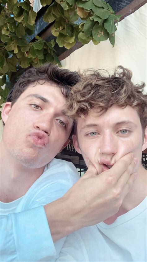 Pin By Kin On Cutie Patooties Troye Sivan Cute Gay Couples Troye