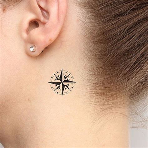 Compass Tattoo Eine Junge Frau Mit Tattoo Mit Einem Schwarzen Kleinen