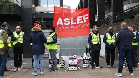 英國各行各業舉行冬季大罷工 UK faces winter of strikes as workers demand higher pay